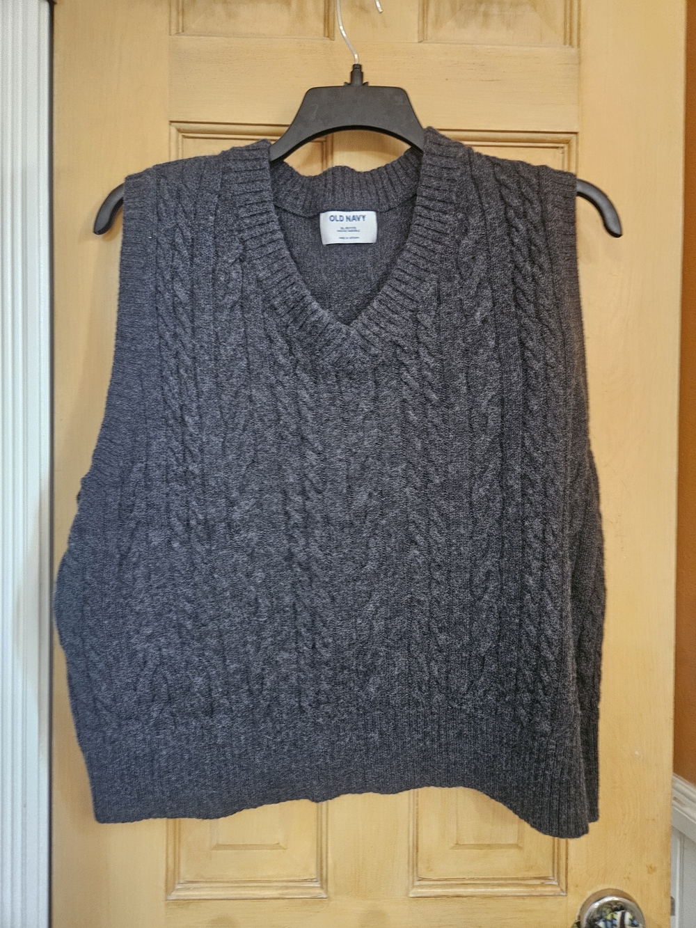 Old Navy Women's Charcoal Cable-Knit V-Neck Sweater Vest
